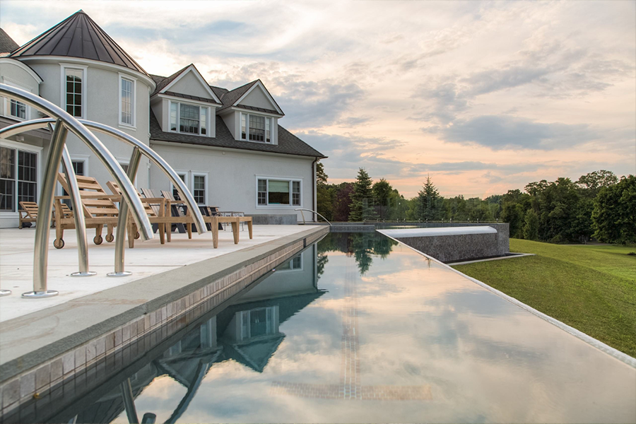 A simple luxury infinity pool that exudes sophistication and tranquility