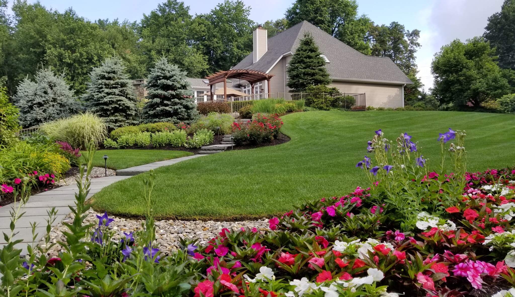 84efc1ca-4c81-4ca4-a7e7-0b3a221edcc9 Fully insured local landscapers & contractors providing residential lawn care for a home